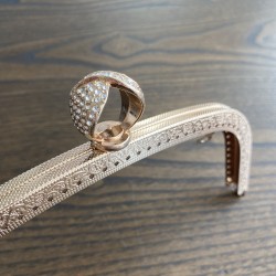 By Aynur Kos Gold Yüzük Detaylı Burs Çanta Klipsi 20 cm